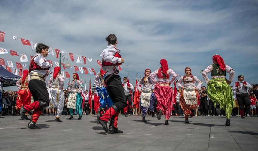 Kuşadası'nda 19 Mayıs Büyük Bir Coşkuyla Kutlandı
