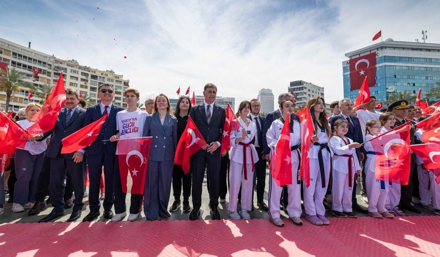 İzmir'de 19 Mayıs Coşkusu: Cumhuriyet Meydanı'nda Resmi Tören Yapıldı