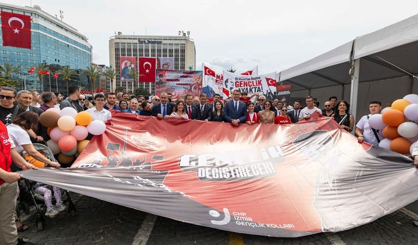 CHP İzmir'den 19 Mayıs Kutlaması: Gençlik Korteji Yapıldı