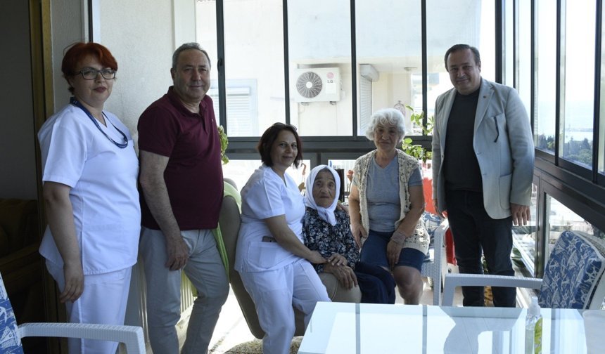 Kuşadası Belediyesi'nden Asırlık Çınara Anneler Günü Sürprizi