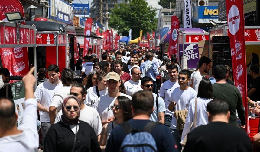 Bornova'da "Sanayi Street Food Fest" Yoğun İlgi Gördü