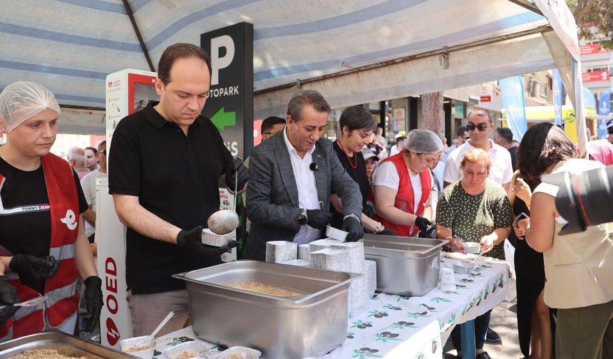 Efeler Belediyesi 3 Bin Kişilik Aşure Dağıttı