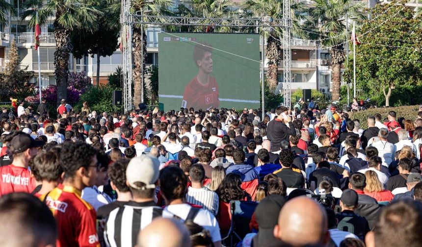 İzmir'de Dünya Kupası Heyecanı Meydanlara Taştı