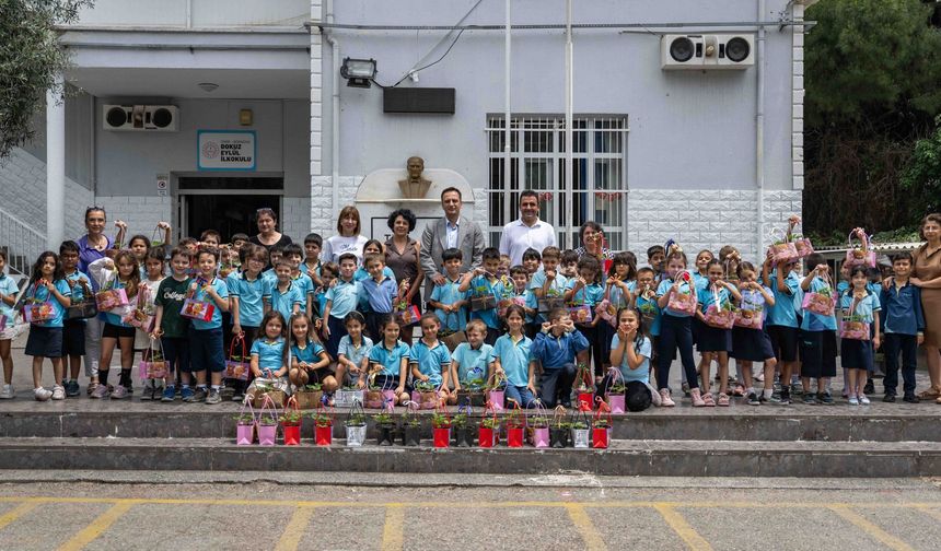Bornovalı Minik Eller Toprakla Buluşuyor