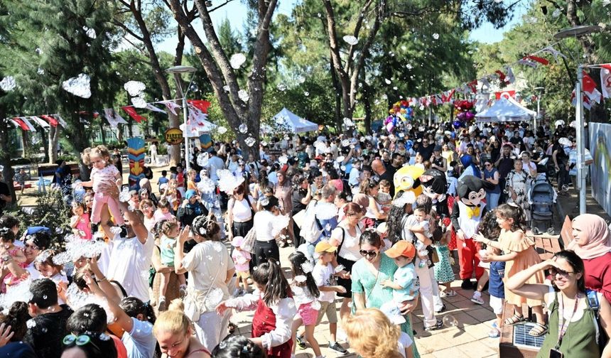 Bornova'da Çocukların Yaz Coşkusu Büyükpark'tan Taştı