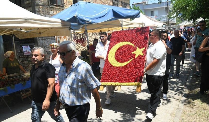 Kuşadası'nda Kiraz Şenliği Binlerce Ziyaretçiyi Ağırladı