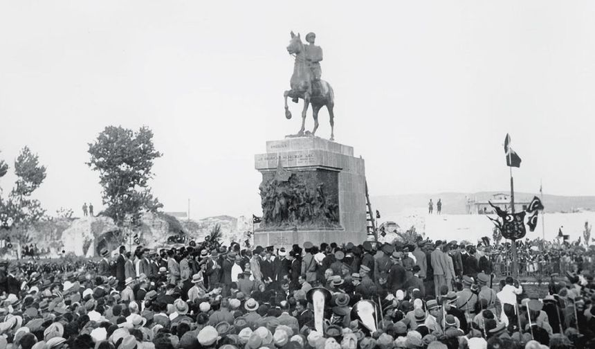 Gazi Heykeli Coşkun Merasimle Açıldı | Son Posta - 27 Temmuz 1932