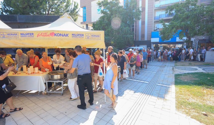 Konak'ta Aşurenin Bereketi 10 Bin Kişiyle Paylaşıldı