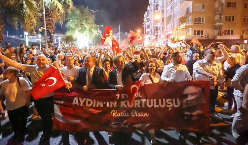 Efeler'de Kurtuluş Coşkusu Geceyi Aydınlattı
