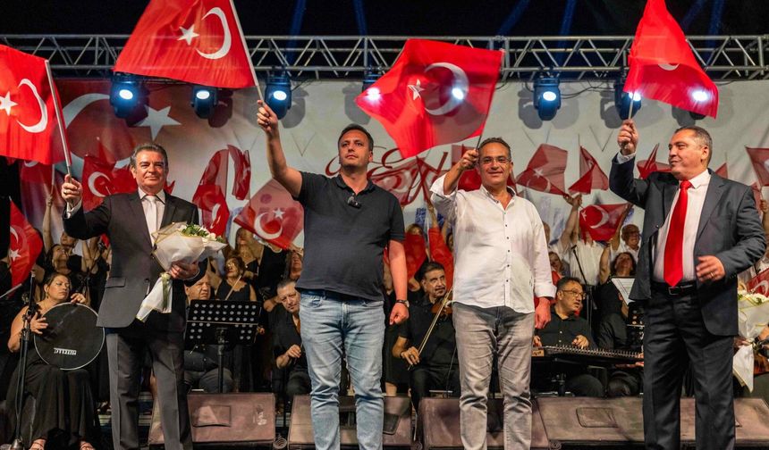 İzmir'in Kurtuluşu Atatürk'ün Sevdiği Şarkılarla Kutlandı