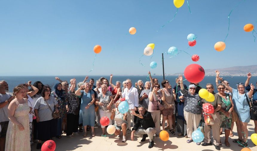 Konak'ta Dünya Barış Günü'nde Gökyüzüne Rengarenk Balonlar Salındı