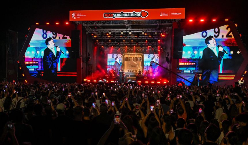 İzmir Enternasyonal Fuarı Geceleri Müzik ve Kahkaha Dolu