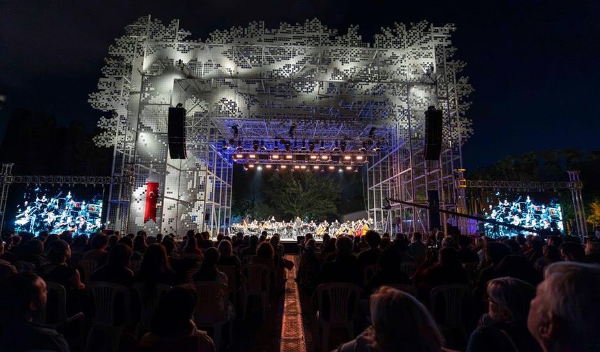 İzmir Oda Orkestrası Yeni Sezonu Zeytin Sahne'de Açtı