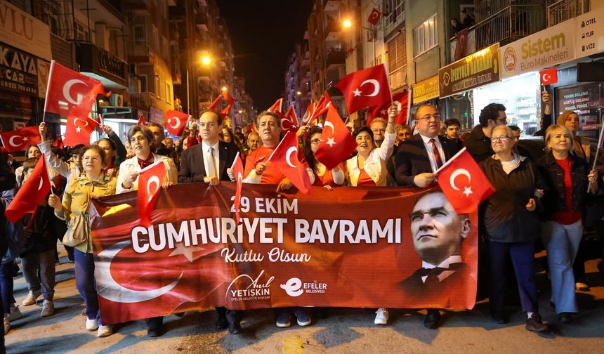 Efeler'de Cumhuriyet Yürüyüşü'ne Binler Akın Etti