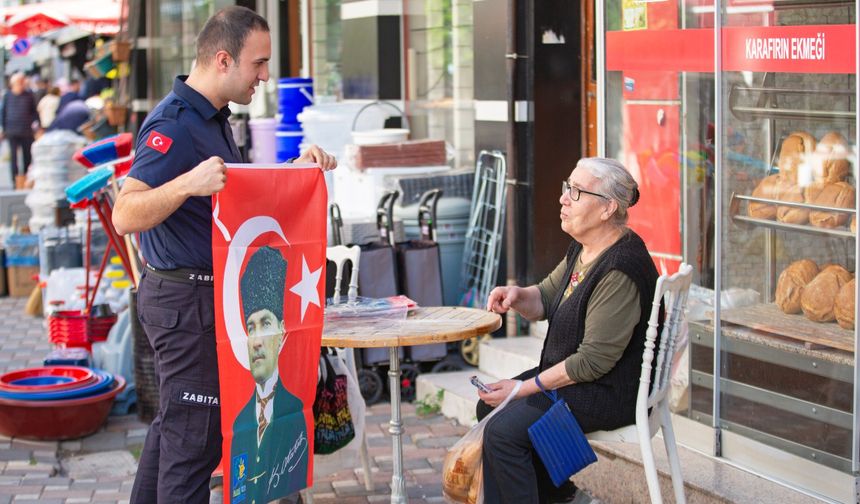Narlıdere'de Cumhuriyet Bayramı Öncesinde Esnafa Bayrak Dağıtıldı