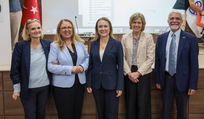 Başkan Mutlu, Konak'ın Dirençli Kent Vizyonunu Uluslararası Konferansta Anlattı