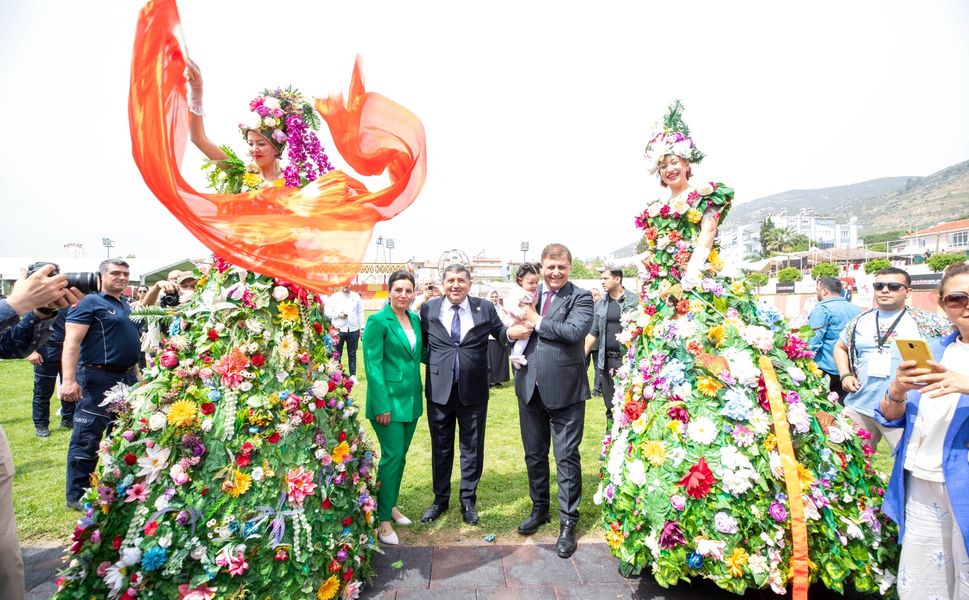 İzmir'in Geleneksel Festivaliyle Bayındır'da Çiçekler Açtı