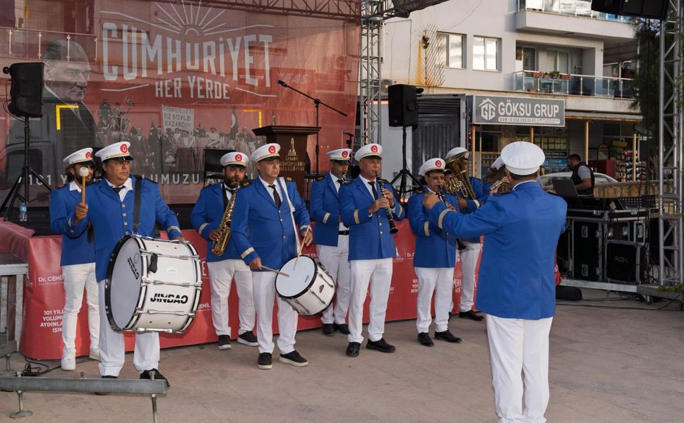 Foça 'Yaşasın Cumhuriyet' Dedi