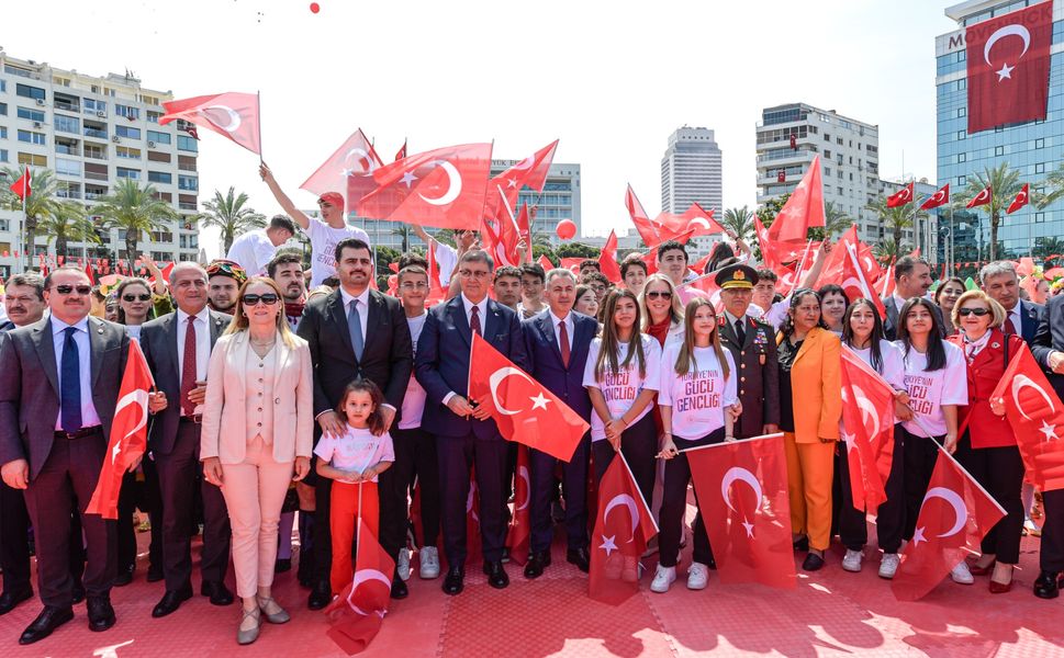 19 Mayıs Coşkusu İzmir'i Sardı
