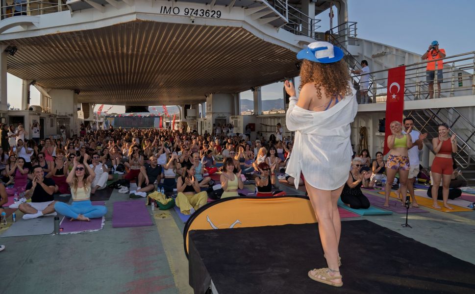 İzmir'de Güneşi Yoga ile Uğurladılar