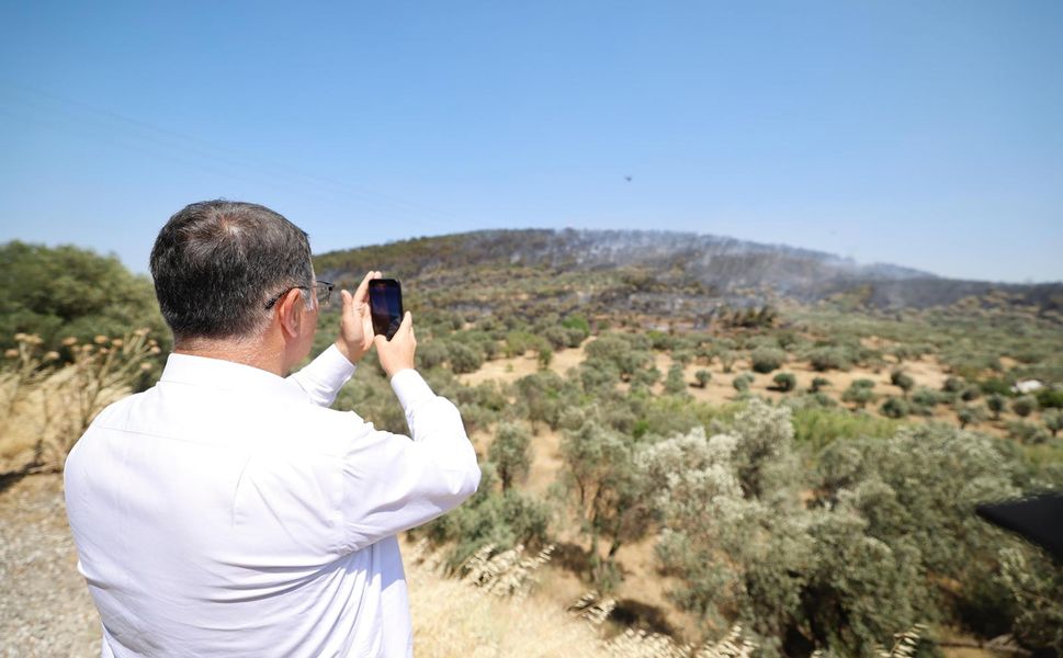 Başkan Tugay Foça'da Yangın Bölgesinde