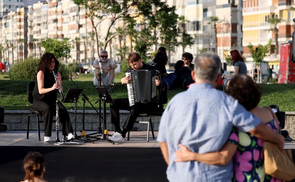 Müzik Sokağa Çıktı: Gündoğdu Meydanı'nda Romantik Konser